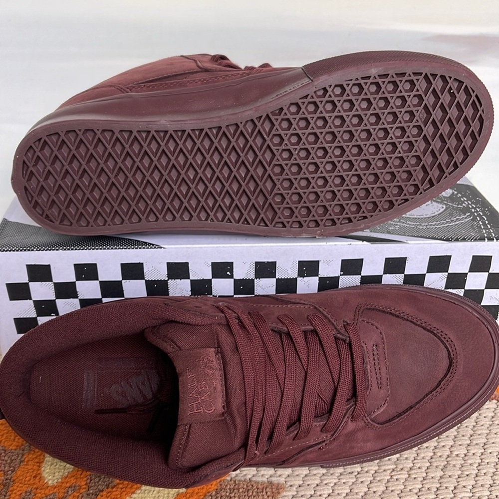 Vans WMNS Skate Half Cab Mono Chocolate
VN0ASFCDCHC
Sneakers - Picture 14 of 16